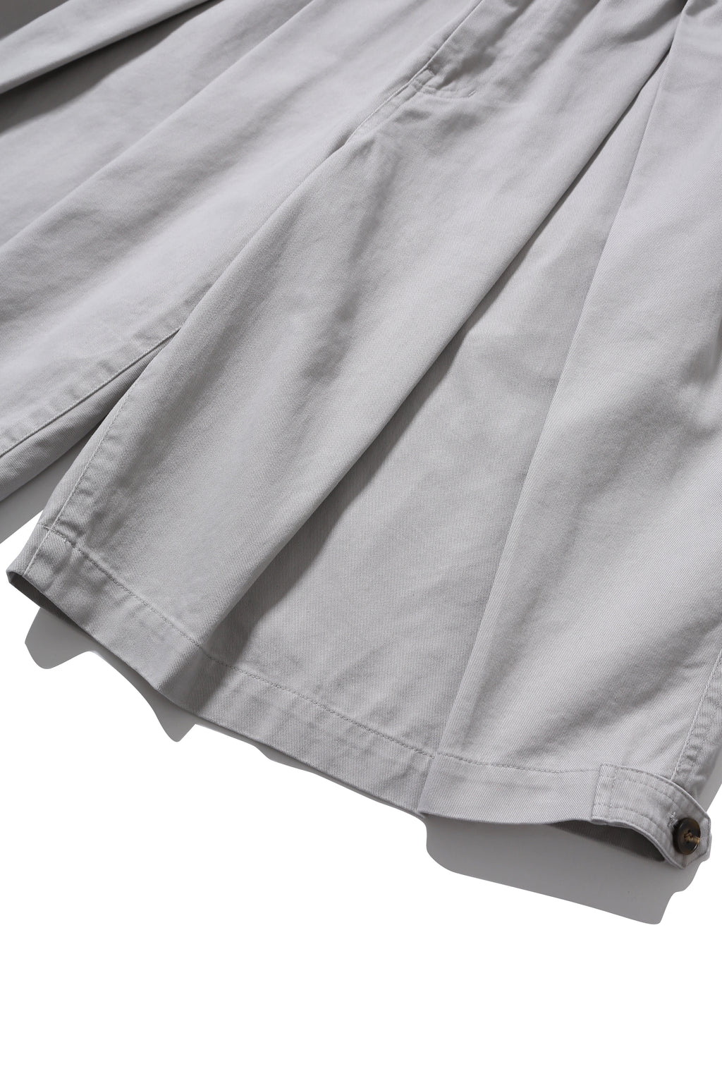 ANGLAN Cross Pleated Chino Shorts – Light Grey